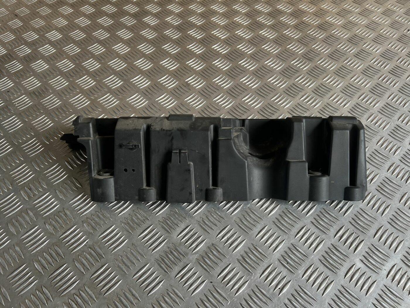 Dzinēja dekoratīva vāka daļa priekš VOLVO S60 2007 1 Dzinēja dekoratīva vāka daļa priekš VOLVO S60 2007