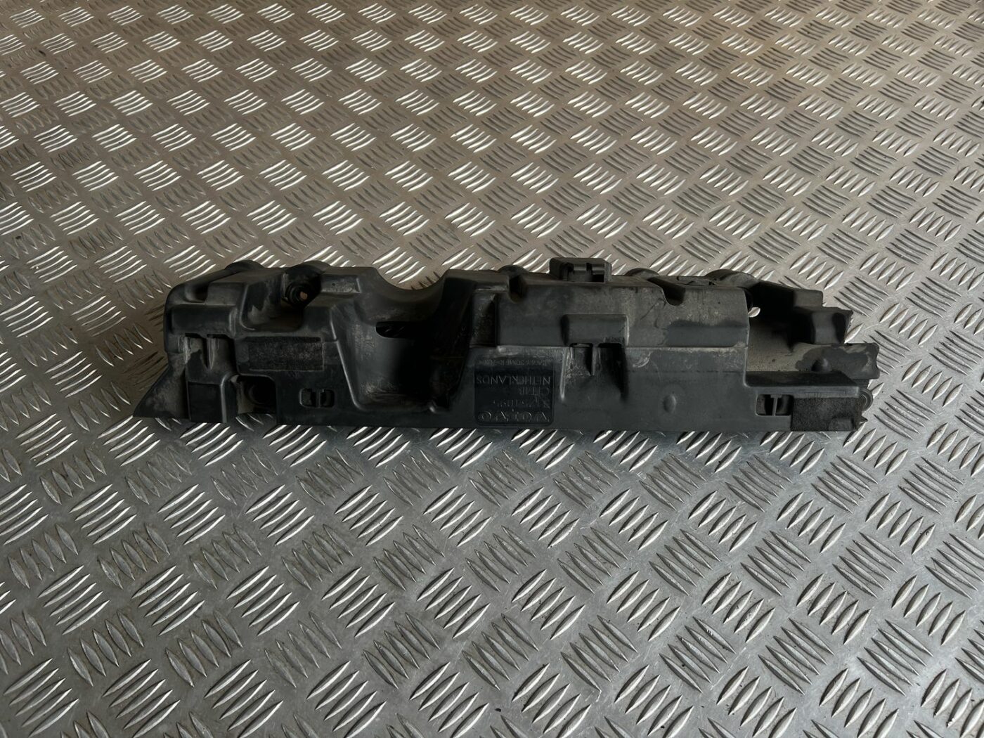 Dzinēja dekoratīva vāka daļa priekš VOLVO S60 2007 2 Dzinēja dekoratīva vāka daļa priekš VOLVO S60 2007