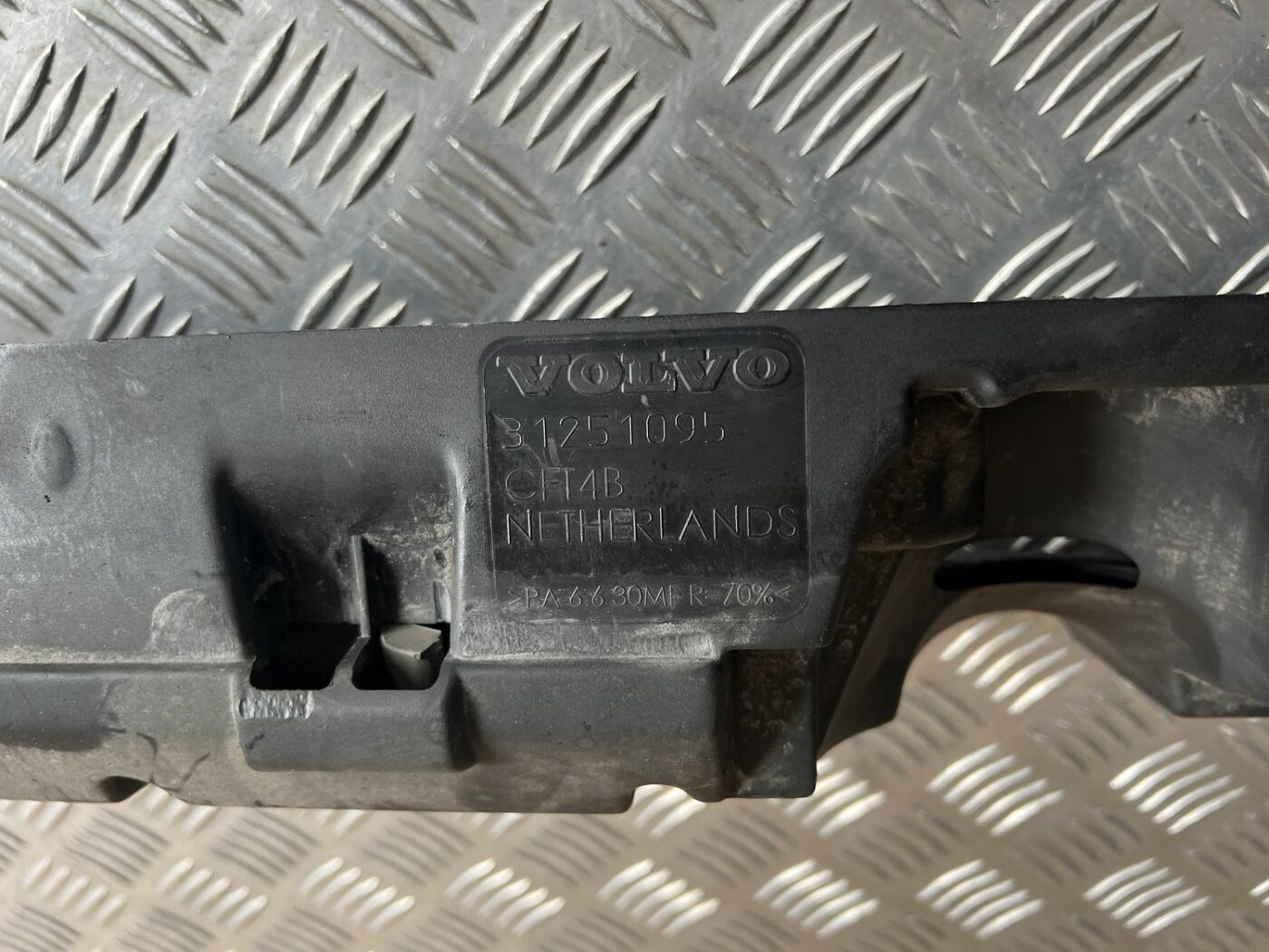 Dzinēja dekoratīva vāka daļa priekš VOLVO S60 2007 4 Dzinēja dekoratīva vāka daļa priekš VOLVO S60 2007