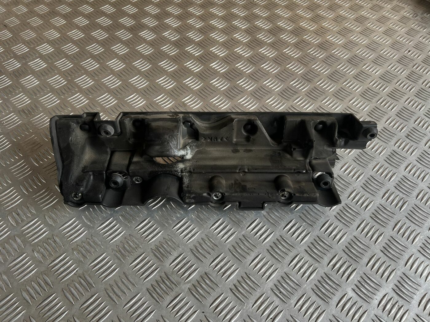 Dzinēja dekoratīva vāka daļa priekš VOLVO S60 2007 3 Dzinēja dekoratīva vāka daļa priekš VOLVO S60 2007