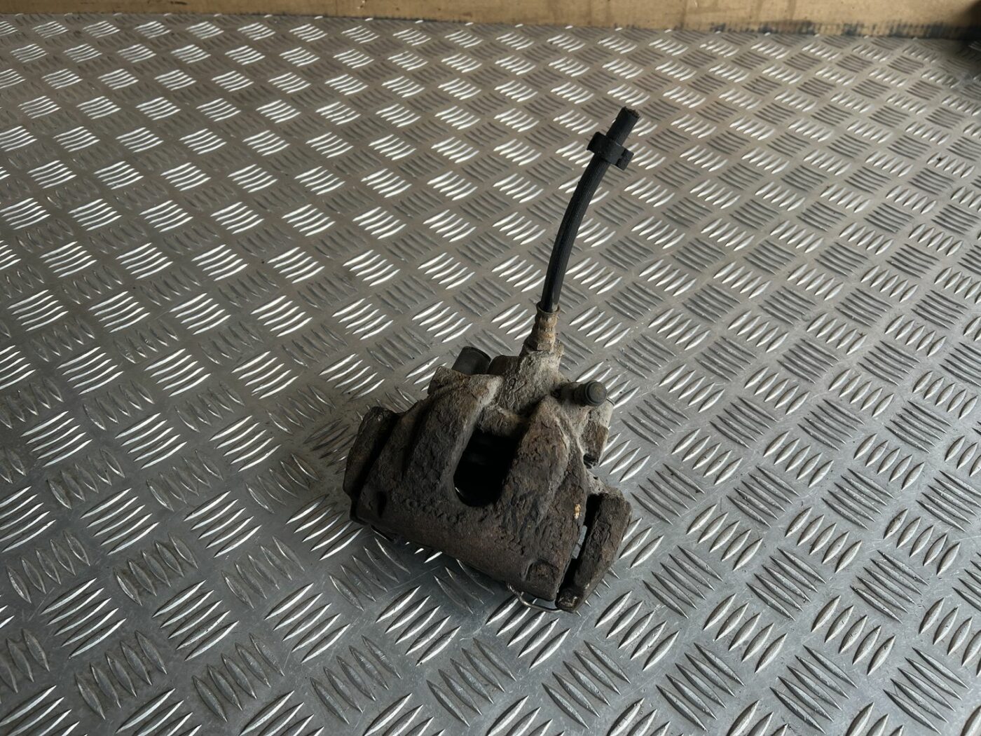 Aizmugurējais kreisais suports priekš VOLVO S60 2007 1 Aizmugurējais kreisais suports priekš VOLVO S60 2007