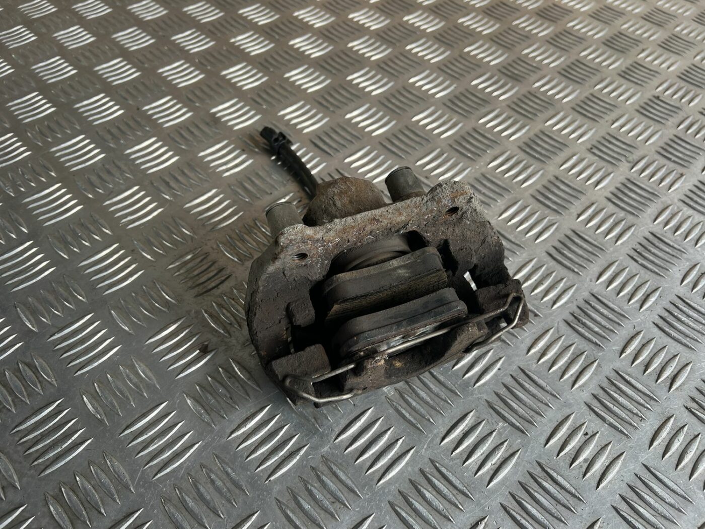 Aizmugurējais kreisais suports priekš VOLVO S60 2007 3 Aizmugurējais kreisais suports priekš VOLVO S60 2007