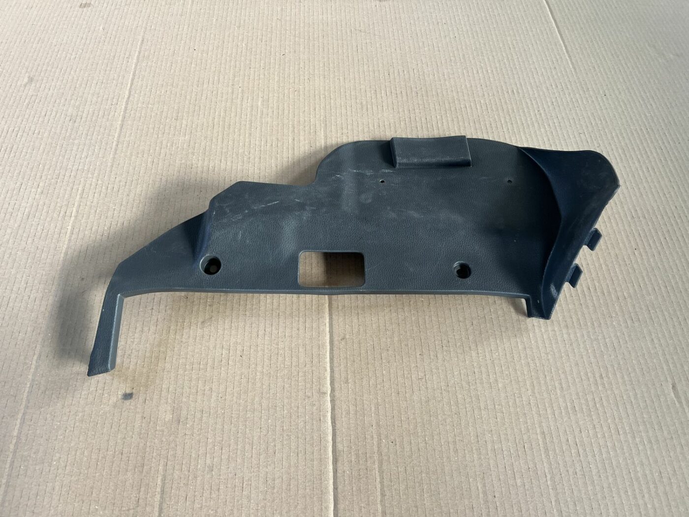 Mērinstrumentu paneļa apakšēja apdare priekš VOLVO S60 2007 1 Mērinstrumentu paneļa apakšēja apdare priekš VOLVO S60 2007