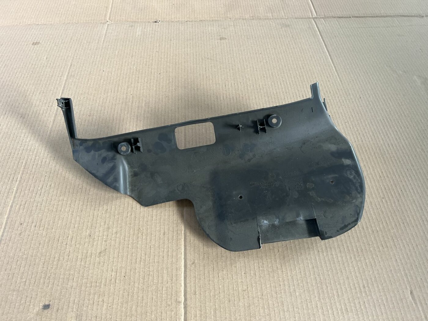 Mērinstrumentu paneļa apakšēja apdare priekš VOLVO S60 2007 2 Mērinstrumentu paneļa apakšēja apdare priekš VOLVO S60 2007