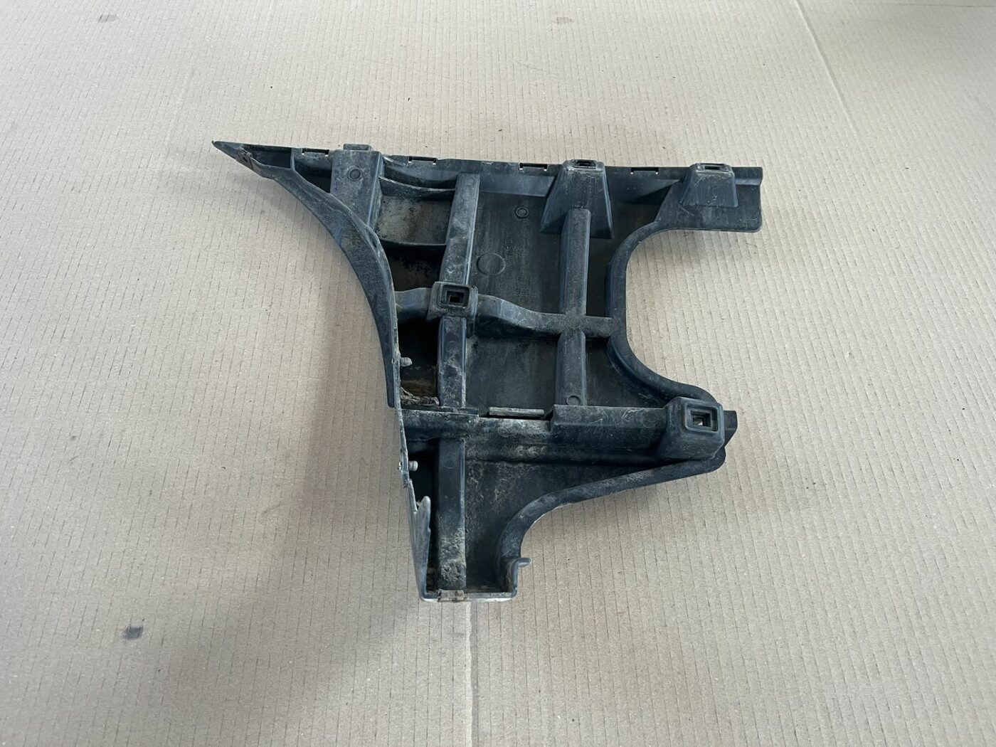 Aizmugurēja bufera kronšteins priekš VOLVO S60 2007 2 Aizmugurēja bufera kronšteins priekš VOLVO S60 2007