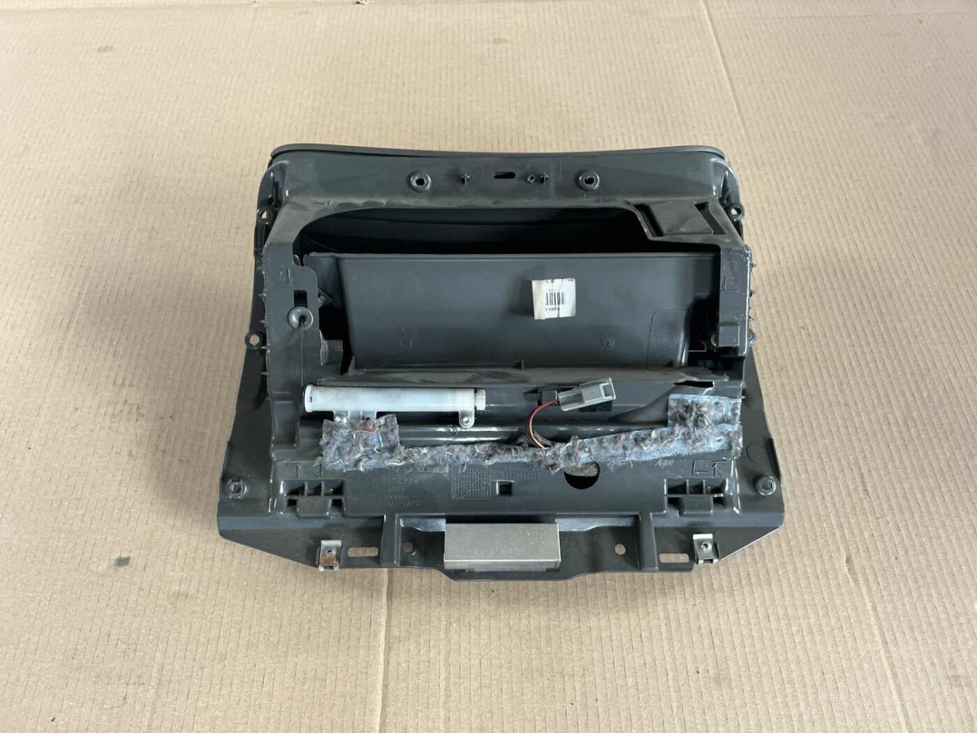 Mantu glabāšanas nodalījums pasažiera pusē priekš VOLVO S60 2007 6 Mantu glabāšanas nodalījums pasažiera pusē priekš VOLVO S60 2007