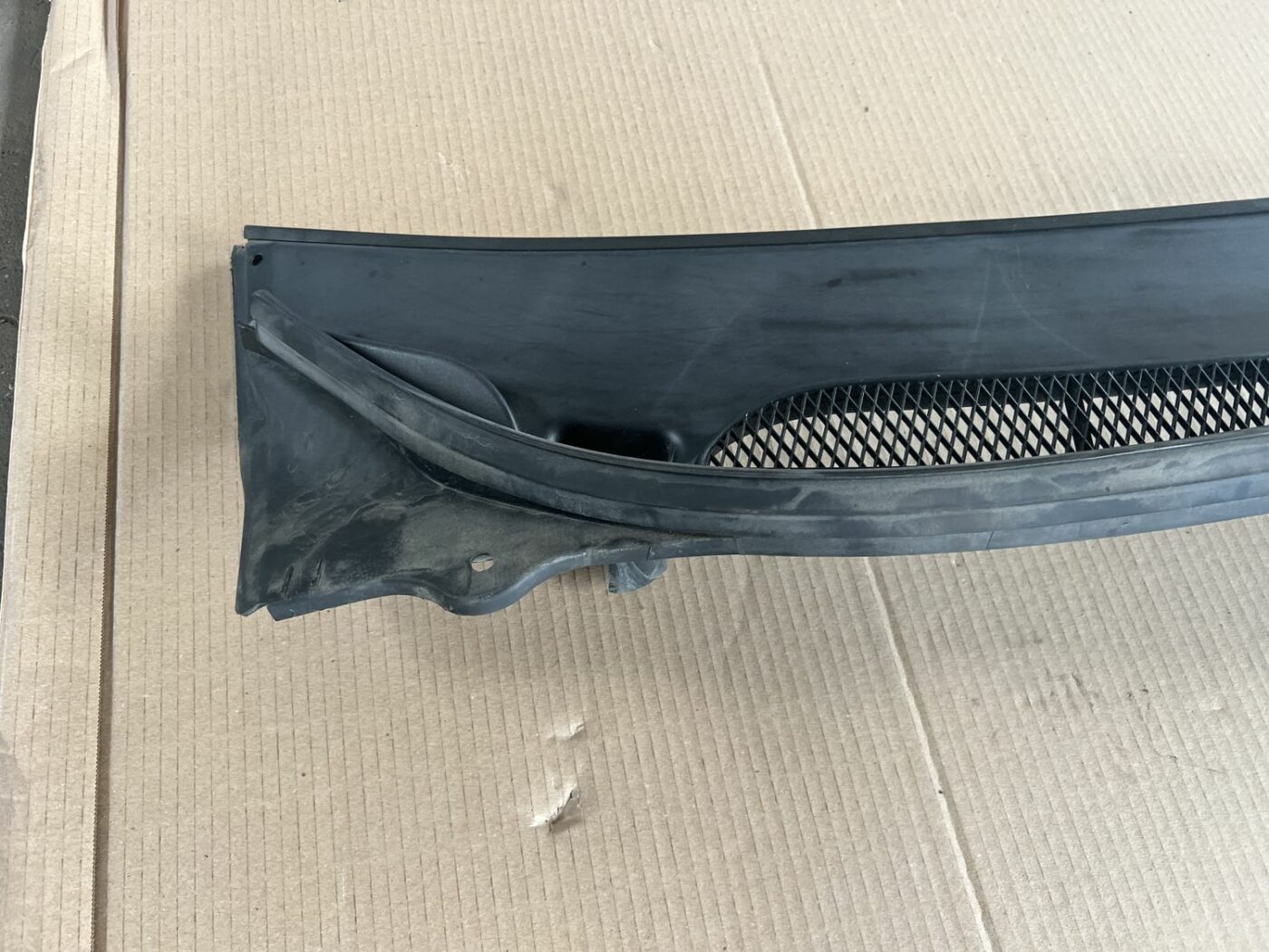 Vējstikla uzlikas (deflektora) režģis priekš VOLVO S60 2007 2 Vējstikla uzlikas (deflektora) režģis priekš VOLVO S60 2007