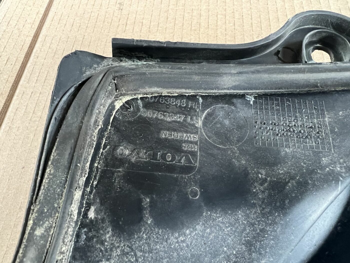 Vējstikla uzlikas (deflektora) režģis priekš VOLVO S60 2007 5 Vējstikla uzlikas (deflektora) režģis priekš VOLVO S60 2007