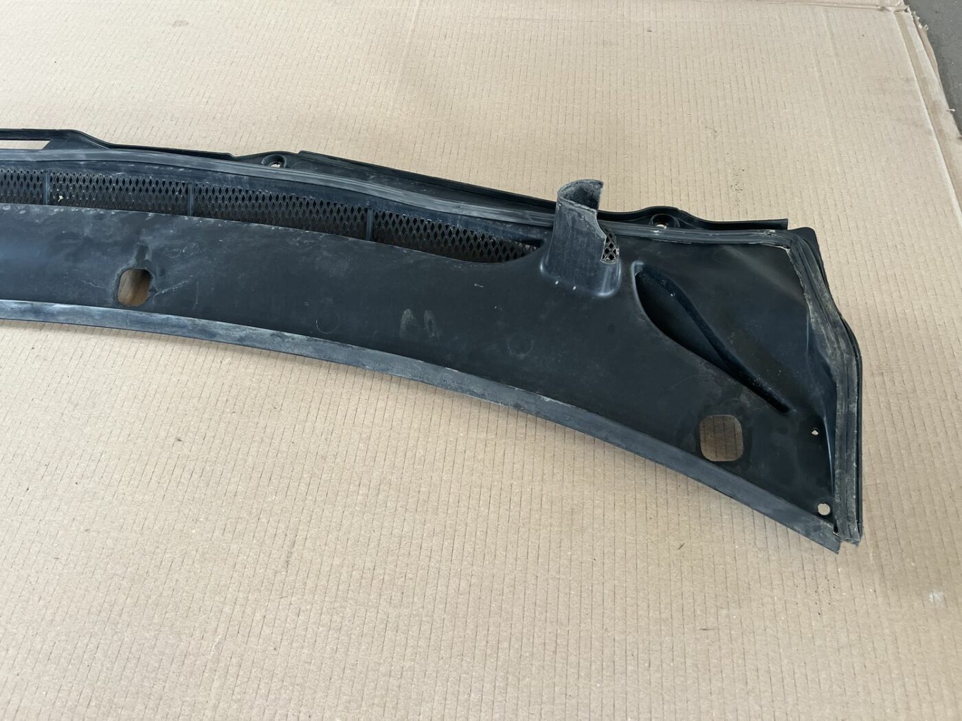 Vējstikla uzlikas (deflektora) režģis priekš VOLVO S60 2007 3 Vējstikla uzlikas (deflektora) režģis priekš VOLVO S60 2007