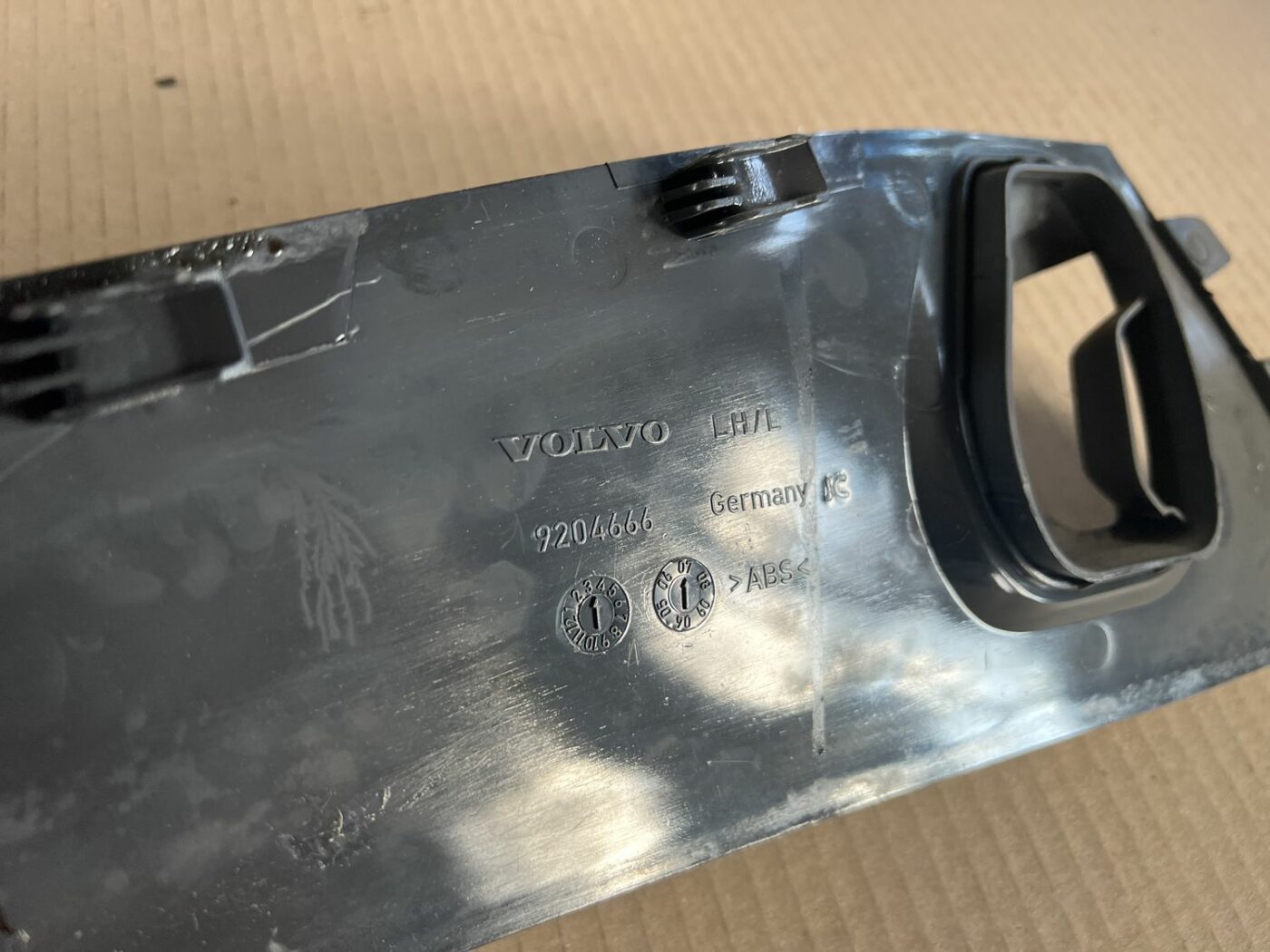 Centrālās konsoles (apdares) sānu panelis priekš VOLVO S60 2007 3 Centrālās konsoles (apdares) sānu panelis priekš VOLVO S60 2007