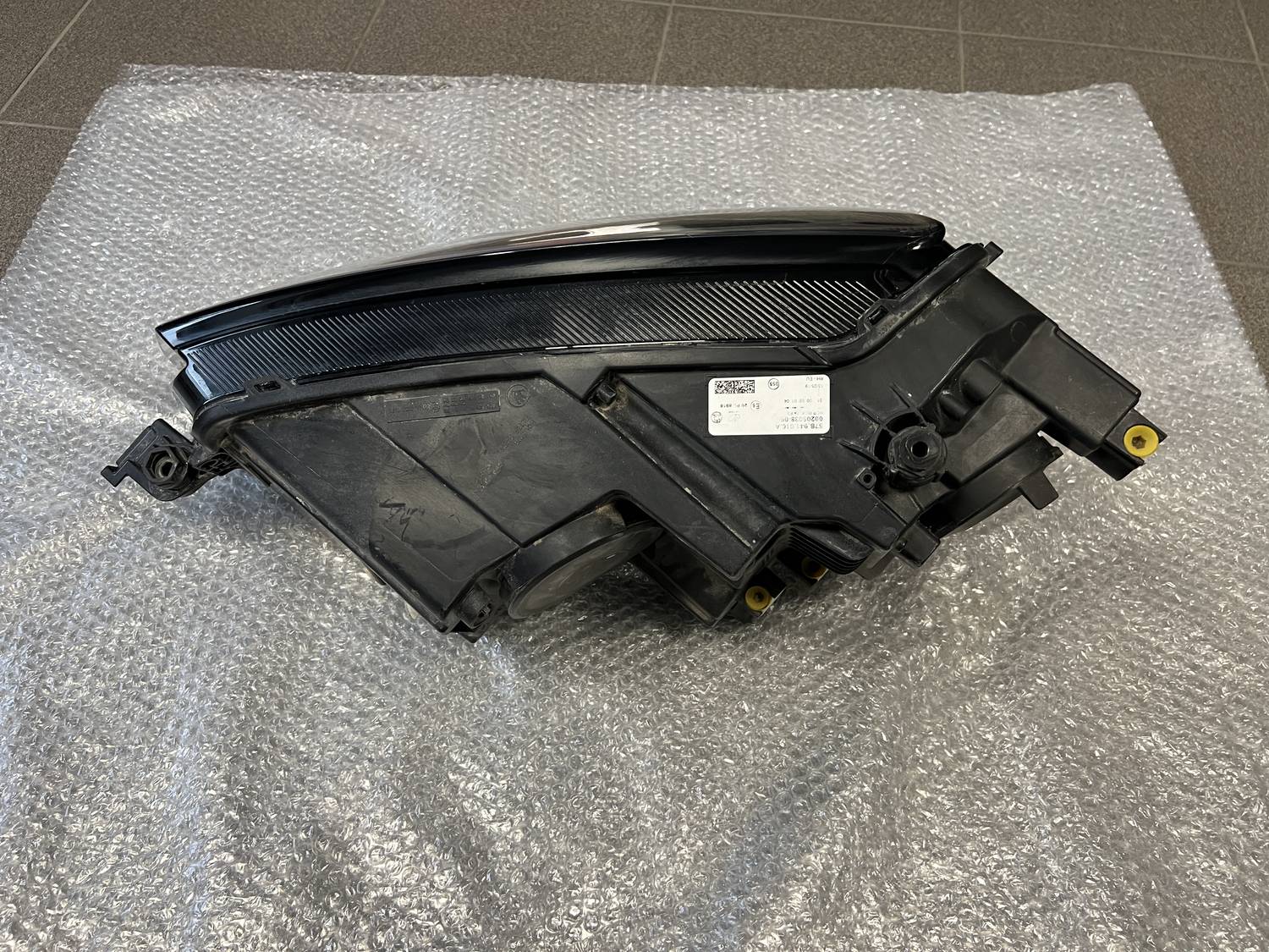 Priekšējais labais lukturis priekš Skoda Karoq 2017-2021 8 Priekšējais labais lukturis priekš Skoda Karoq 2017-2021