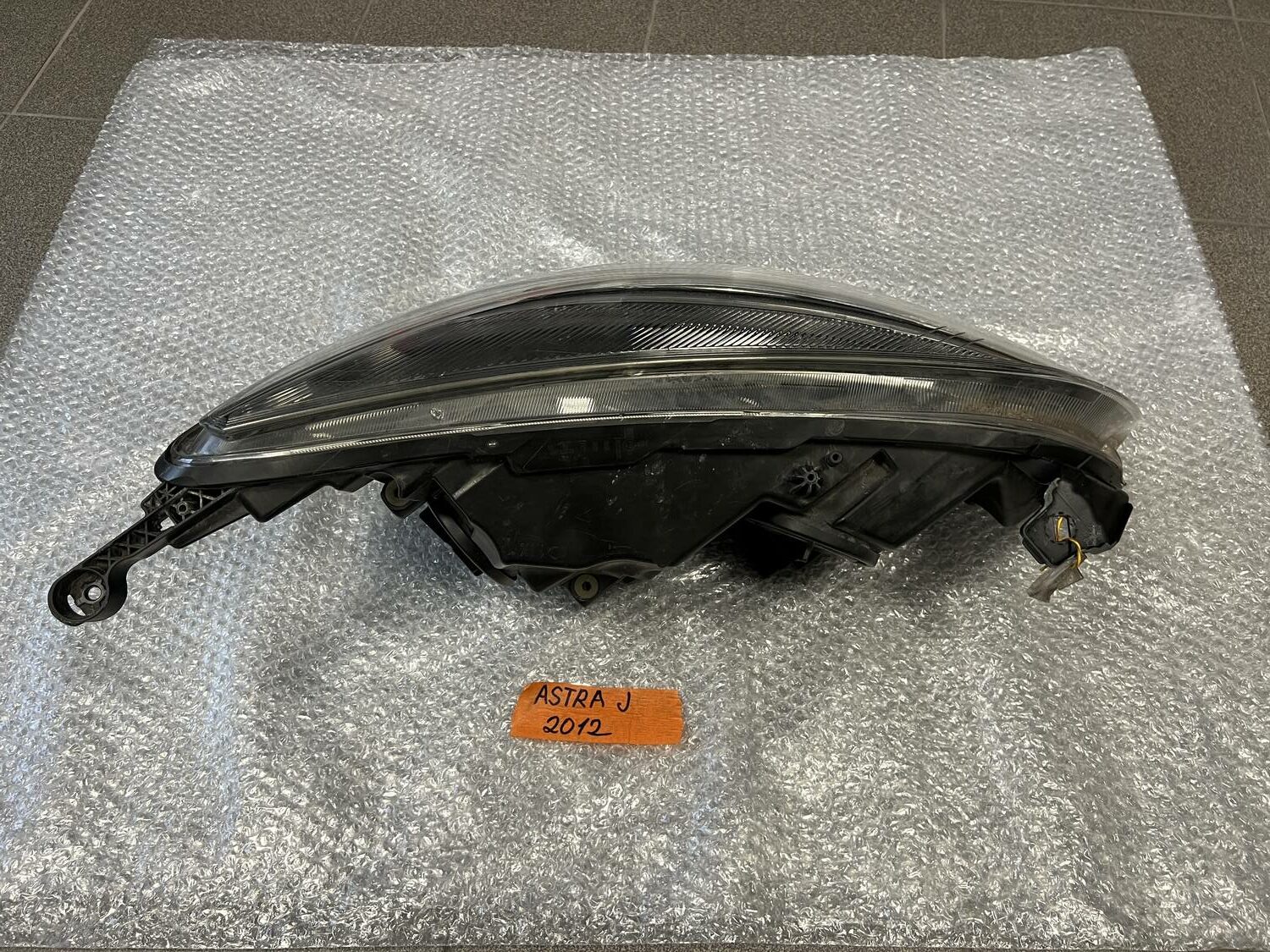 Priekšējais kreisais lukturis priekš OPEL ASTRA J 2012 8 Priekšējais kreisais lukturis priekš OPEL ASTRA J 2012