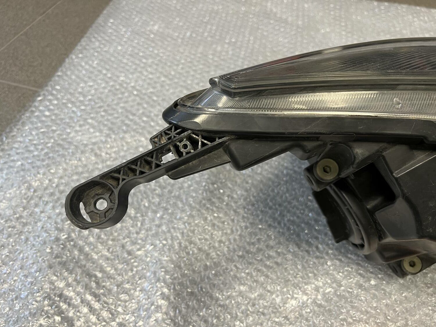 Priekšējais kreisais lukturis priekš OPEL ASTRA J 2012 7 Priekšējais kreisais lukturis priekš OPEL ASTRA J 2012