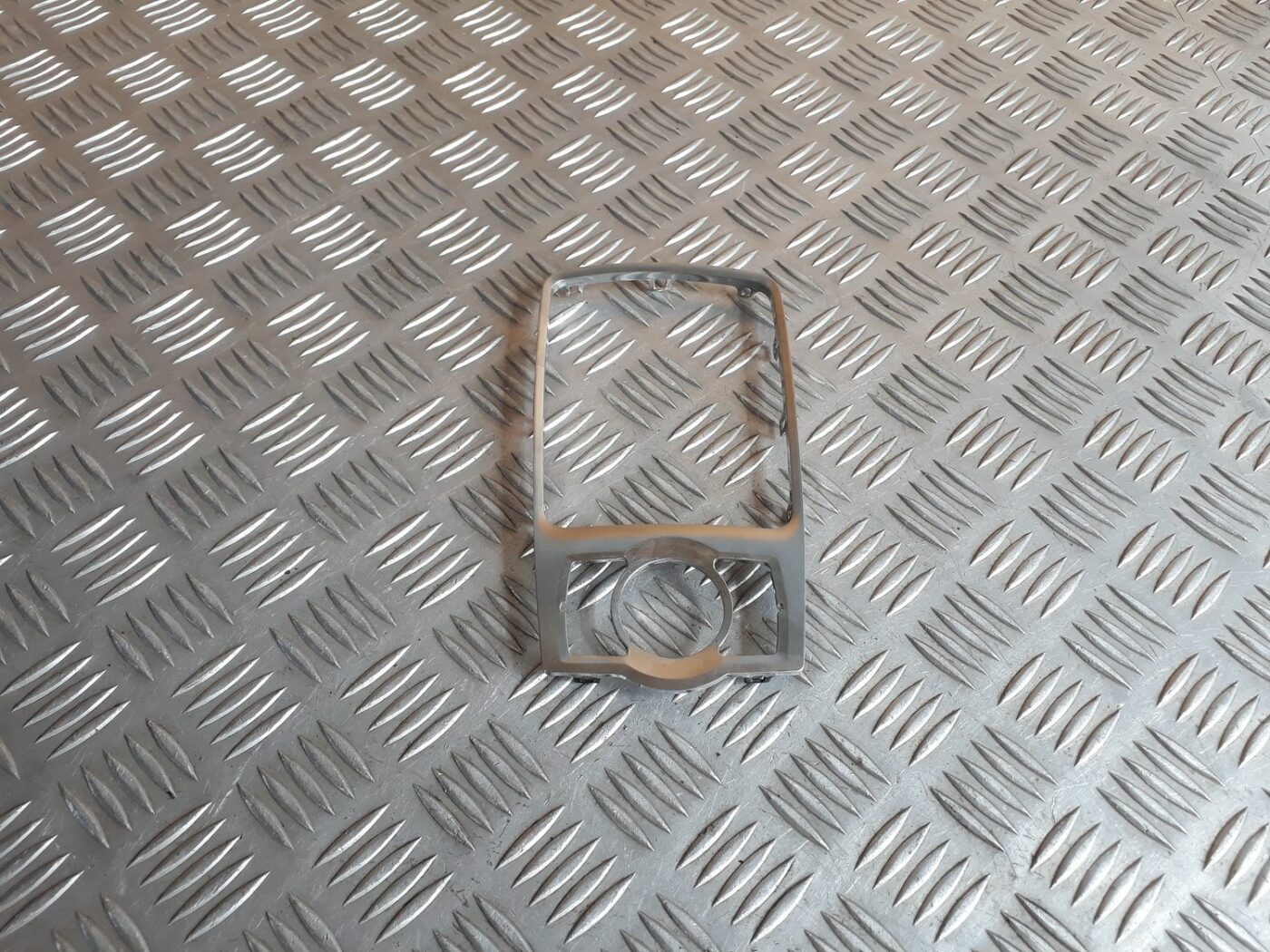 Dekoratīvs rāmis pārnesumu selektoram priekš AUDI A6 AVANT 2006 1 Dekoratīvs rāmis pārnesumu selektoram priekš AUDI A6 AVANT 2006