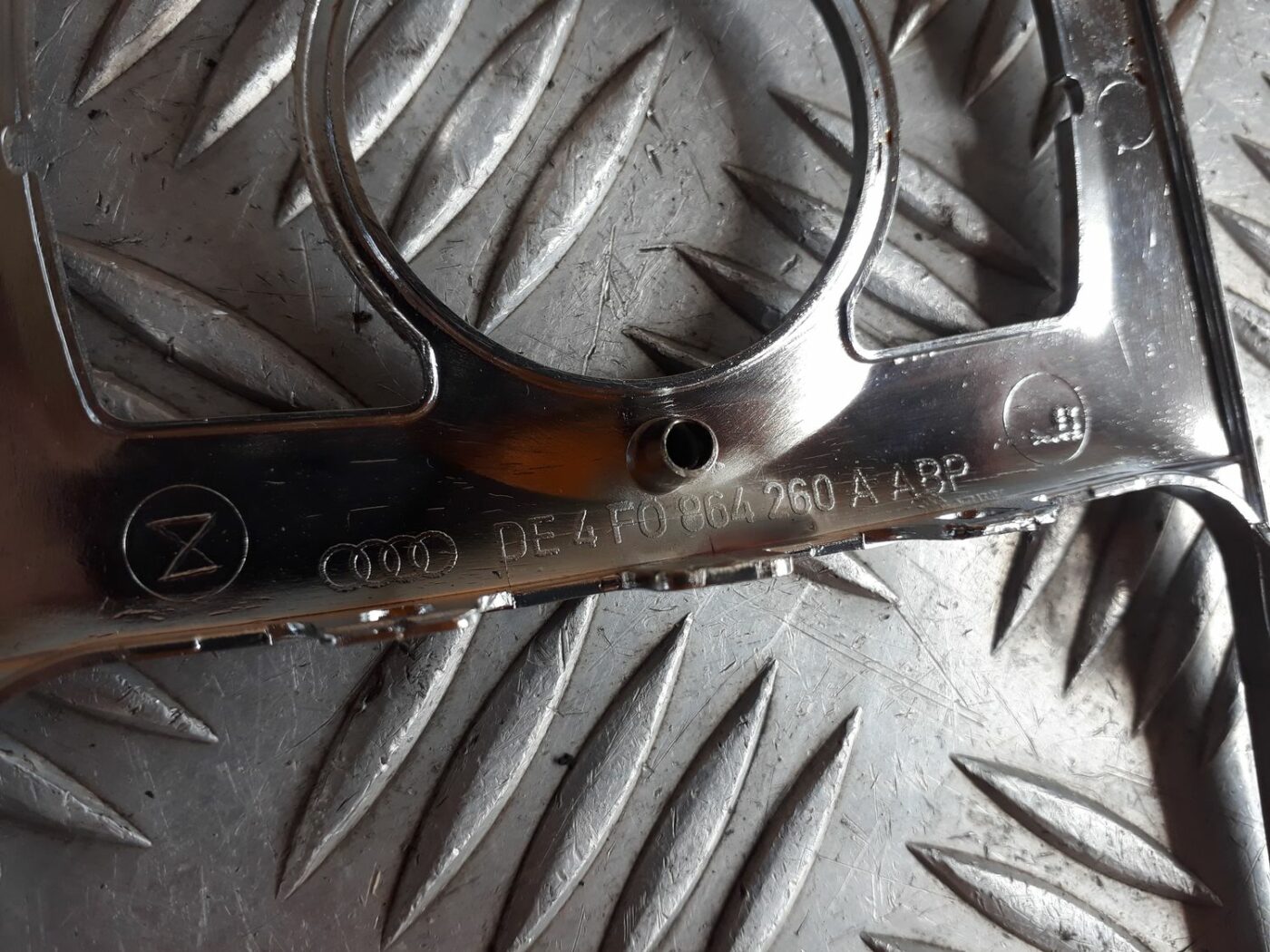 Dekoratīvs rāmis pārnesumu selektoram priekš AUDI A6 AVANT 2006 3 Dekoratīvs rāmis pārnesumu selektoram priekš AUDI A6 AVANT 2006