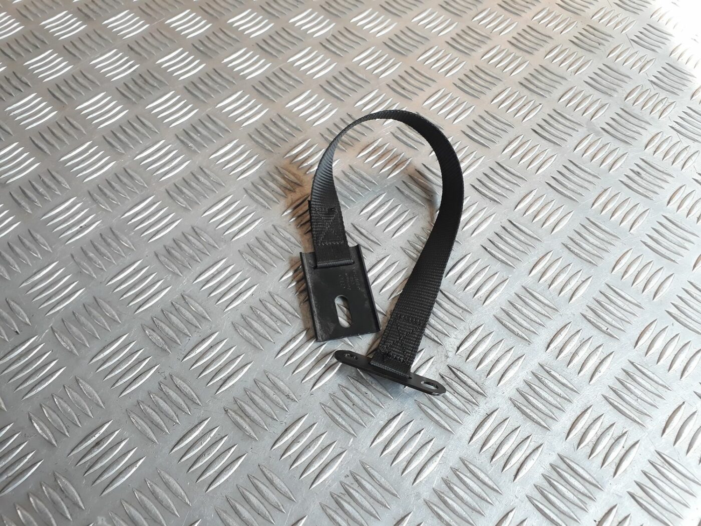 Akumulatora stiprināšanas siksna priekš AUDI A6 AVANT 2006 1 Akumulatora stiprināšanas siksna priekš AUDI A6 AVANT 2006