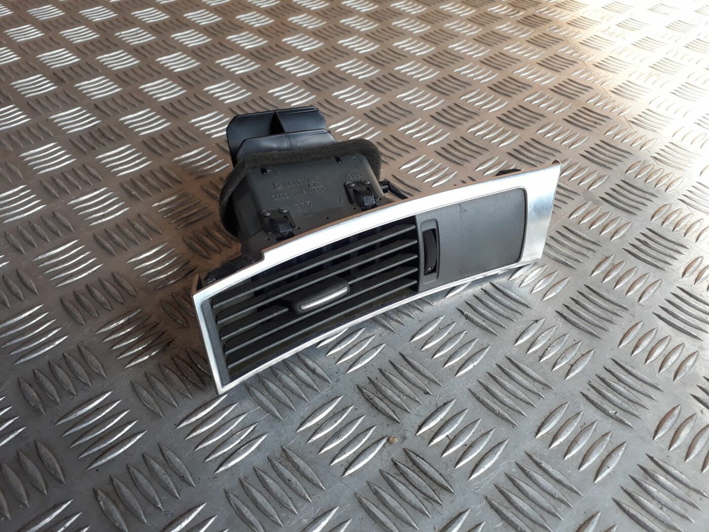 Mērinstrumentu paneļa gaisa vads, pa kreisi priekš AUDI A6 AVANT 2006 1 Mērinstrumentu paneļa gaisa vads, pa kreisi priekš AUDI A6 AVANT 2006