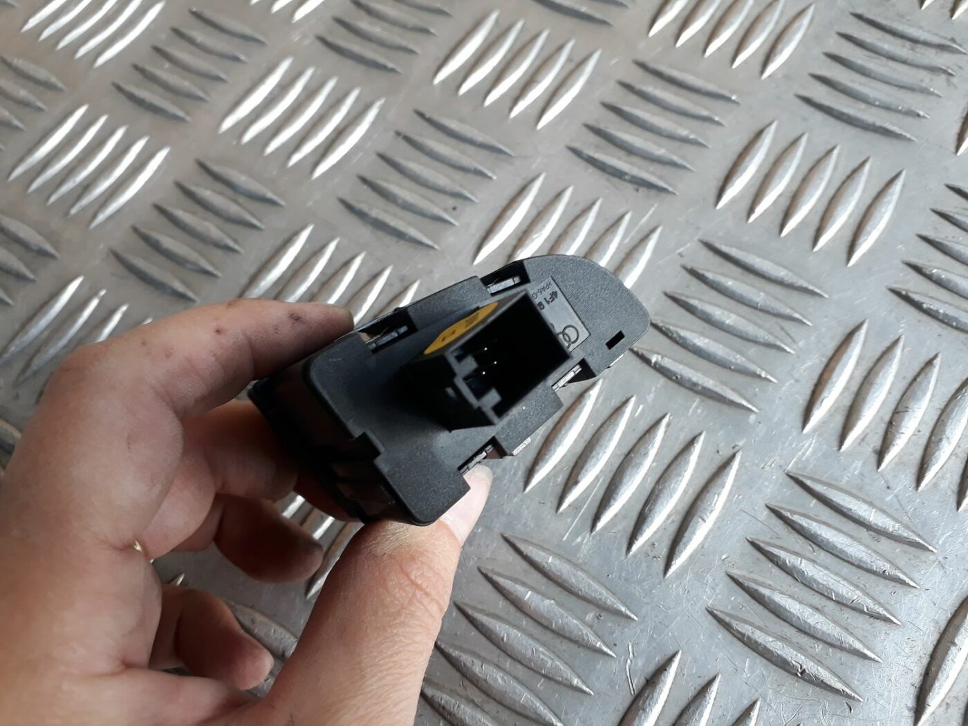 Mantu glabāšanas nodalījuma poga priekš AUDI A6 AVANT 2006 4 Mantu glabāšanas nodalījuma poga priekš AUDI A6 AVANT 2006