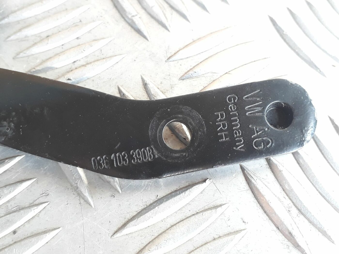 Dzinēja kronšteins priekš AUDI A6 AVANT 2006 3 Dzinēja kronšteins priekš AUDI A6 AVANT 2006