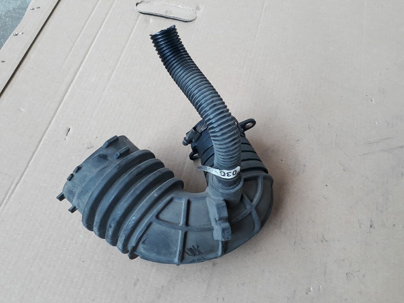 Gaisa ieplūdes šļūtene priekš AUDI A6 AVANT 2006 2 Gaisa ieplūdes šļūtene priekš AUDI A6 AVANT 2006