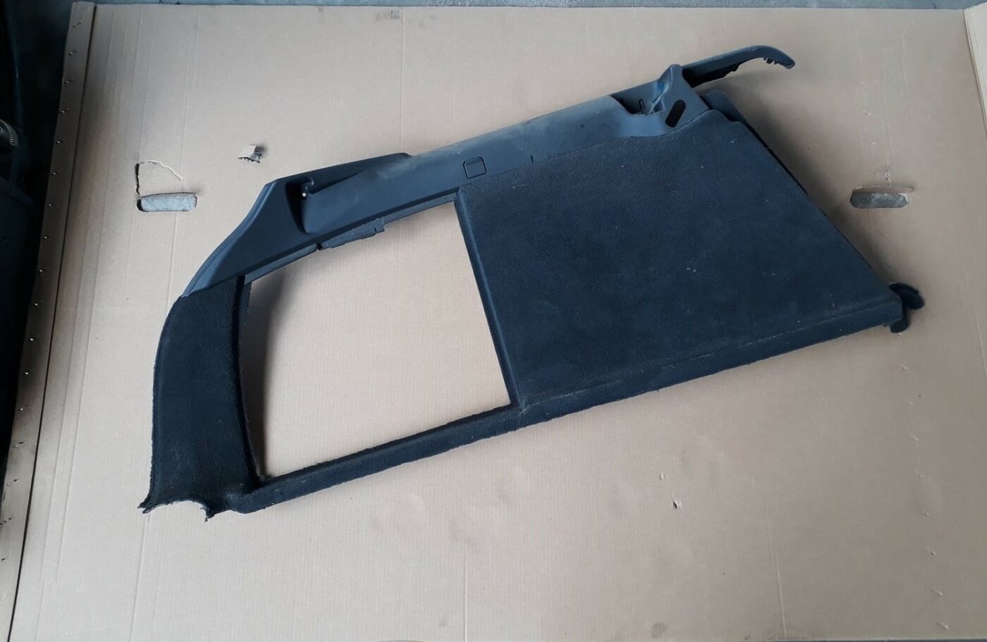 Bagāžnieka nodalījuma sānu apdare priekš AUDI A6 AVANT 2006 1 Bagāžnieka nodalījuma sānu apdare priekš AUDI A6 AVANT 2006