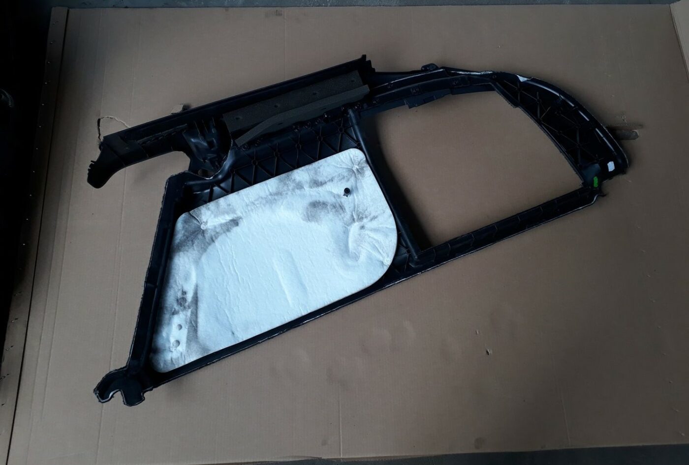 Bagāžnieka nodalījuma sānu apdare priekš AUDI A6 AVANT 2006 4 Bagāžnieka nodalījuma sānu apdare priekš AUDI A6 AVANT 2006