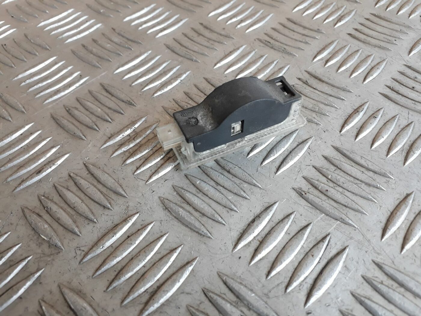 Apgaismojums aizmugurējā statņa apdarē priekš BMW 530D E61 2006 TOURING BLUE 2 Apgaismojums aizmugurējā statņa apdarē priekš BMW 530D E61 2006 TOURING BLUE