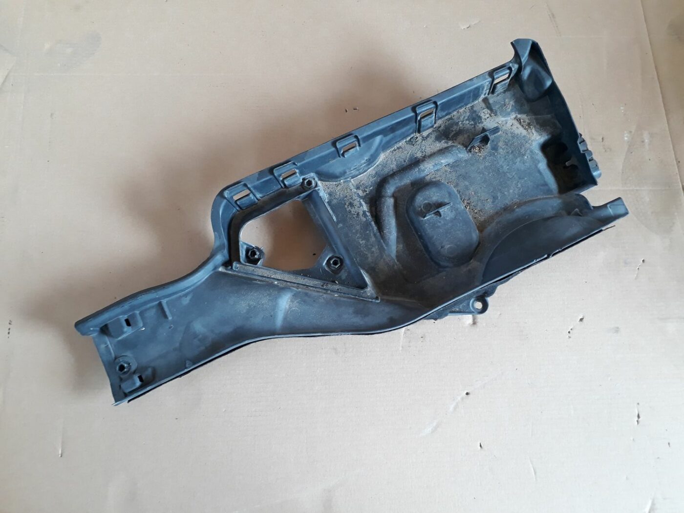 Salona gaisa filtra korpusa vāks priekš BMW 530D E61 2006 TOURING BLUE 2 Salona gaisa filtra korpusa vāks priekš BMW 530D E61 2006 TOURING BLUE