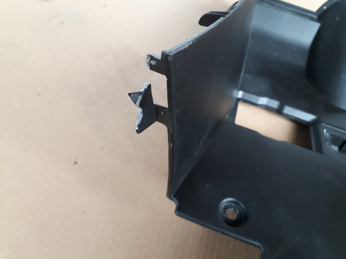 Mērinstrumentu paneļa apdare (zem stūres) priekš BMW 530D E61 2006 TOURING BLUE 2 Mērinstrumentu paneļa apdare (zem stūres) priekš BMW 530D E61 2006 TOURING BLUE