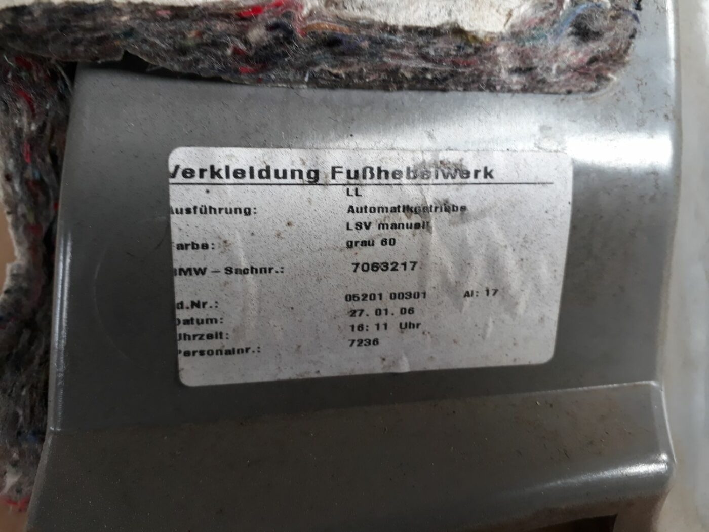 Mērinstrumentu paneļa apdare (zem stūres) priekš BMW 530D E61 2006 TOURING BLUE 4 Mērinstrumentu paneļa apdare (zem stūres) priekš BMW 530D E61 2006 TOURING BLUE