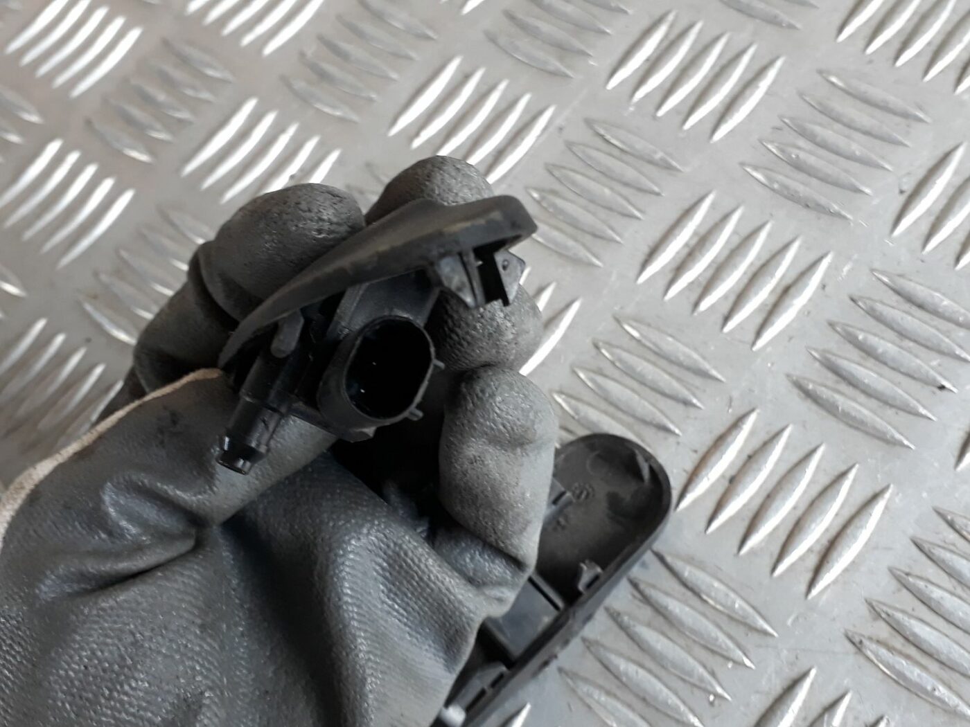 Pārsega sprausla priekš AUDI 6 Pārsega sprausla priekš AUDI