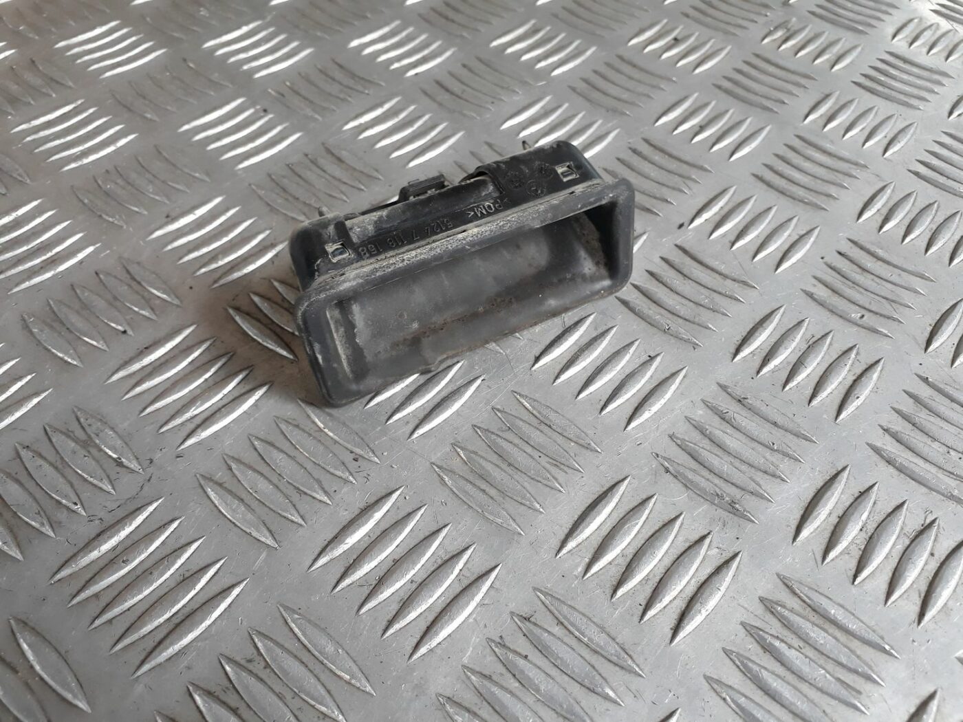 Bagažnieka vāka rokturis priekš BMW 530D E61 2006 TOURING BLUE 1 Bagažnieka vāka rokturis priekš BMW 530D E61 2006 TOURING BLUE