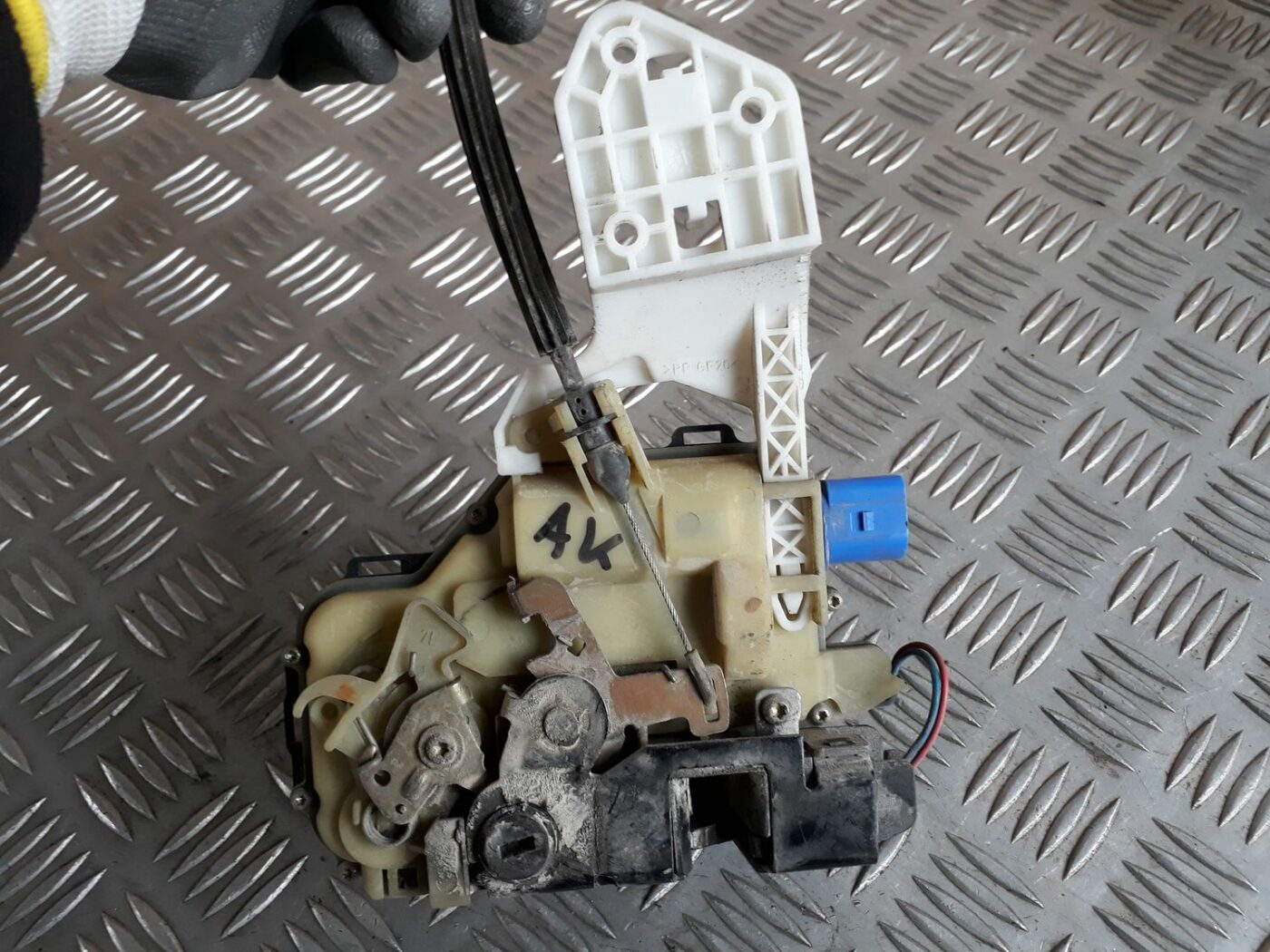 Aizmugurējo kreiso durvju slēdzene priekš SEAT IBIZA 2005 6 Aizmugurējo kreiso durvju slēdzene priekš SEAT IBIZA 2005