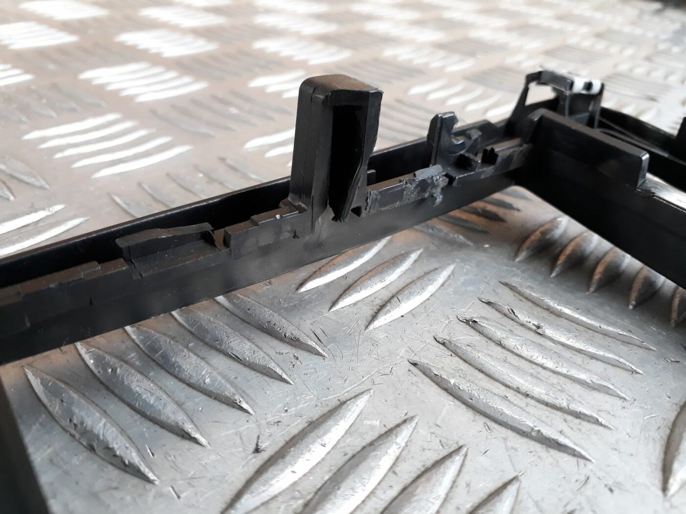 Mērinstrumentu paneļa dekoratīvais rāmis priekš SEAT IBIZA 2005 6 Mērinstrumentu paneļa dekoratīvais rāmis priekš SEAT IBIZA 2005