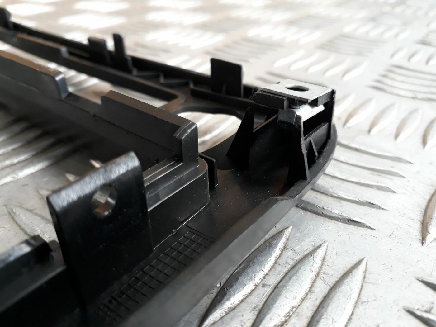 Mērinstrumentu paneļa dekoratīvais rāmis priekš SEAT IBIZA 2005 3 Mērinstrumentu paneļa dekoratīvais rāmis priekš SEAT IBIZA 2005