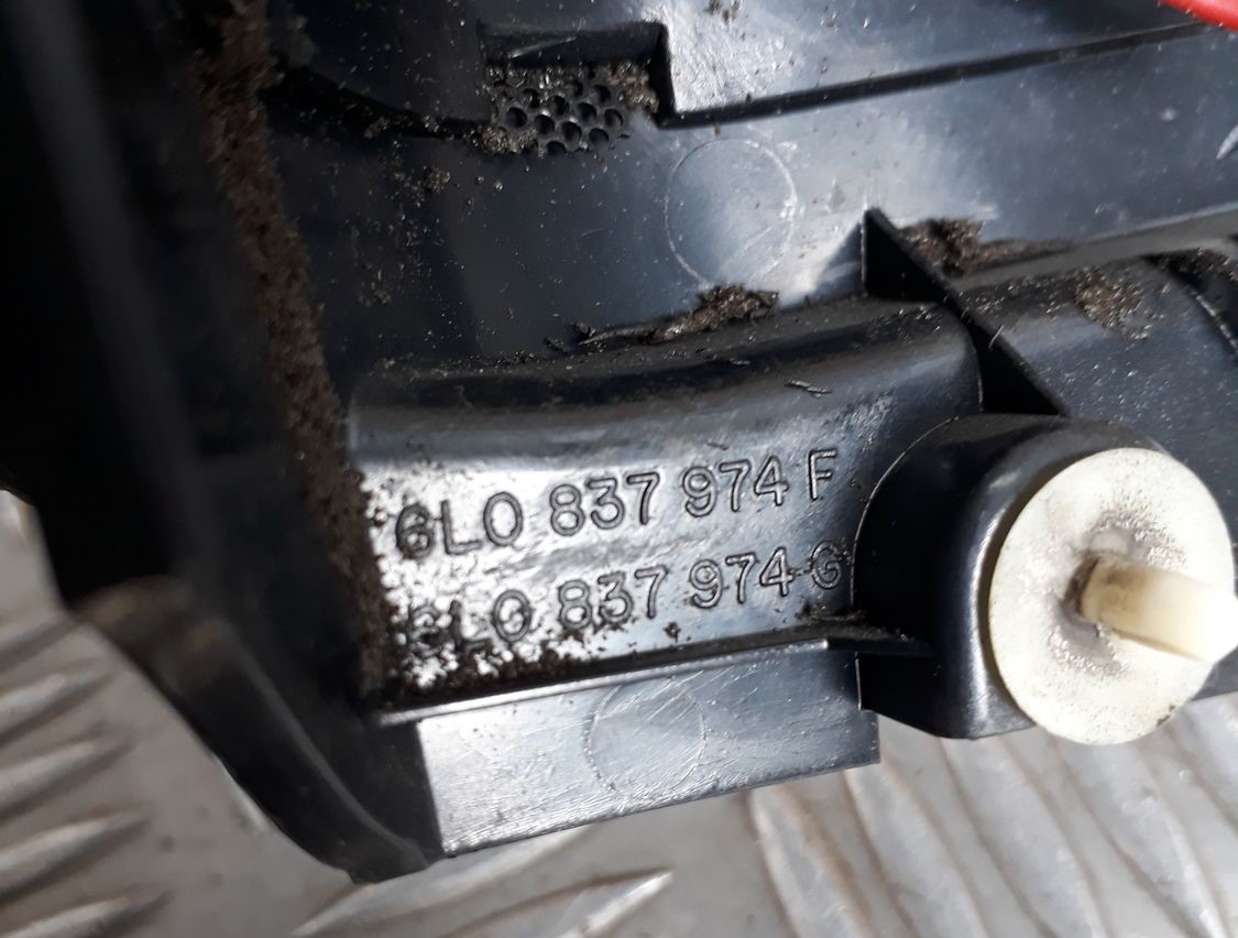 Durvju spoguļa apdares uzlika salonā (ar skaļruni) priekš SEAT IBIZA 2005 3 Durvju spoguļa apdares uzlika salonā (ar skaļruni) priekš SEAT IBIZA 2005