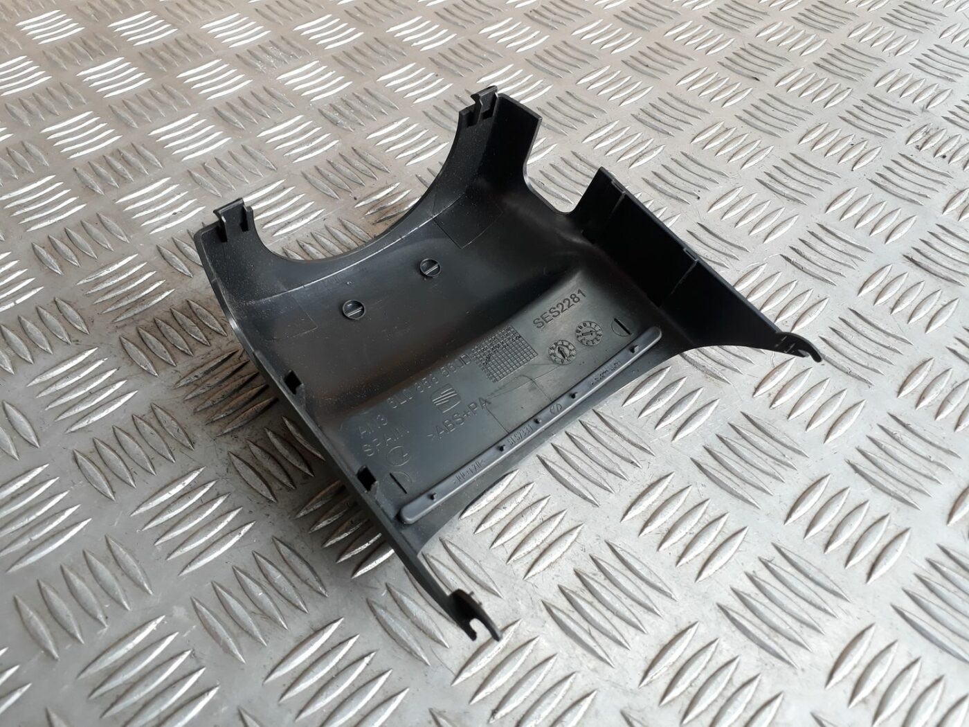 Stūres statnes putekļu aizsargs (salonā) priekš SEAT IBIZA 2005 7 Stūres statnes putekļu aizsargs (salonā) priekš SEAT IBIZA 2005