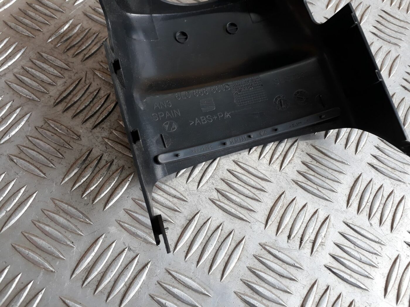 Stūres statnes putekļu aizsargs (salonā) priekš SEAT IBIZA 2005 3 Stūres statnes putekļu aizsargs (salonā) priekš SEAT IBIZA 2005