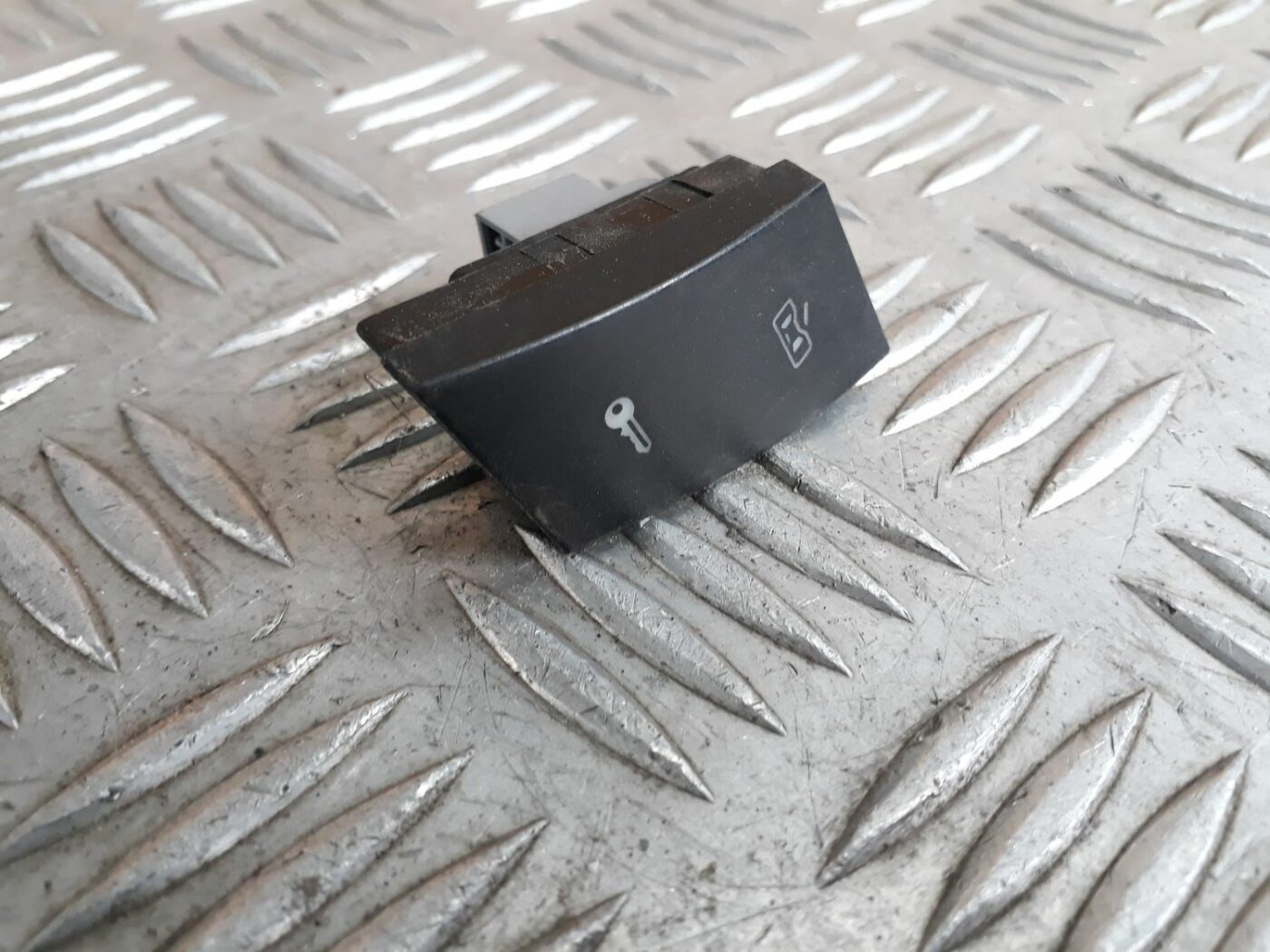 Atvēršanas/aizvēršanas poga priekš SEAT IBIZA 2005 2 Atvēršanas/aizvēršanas poga priekš SEAT IBIZA 2005