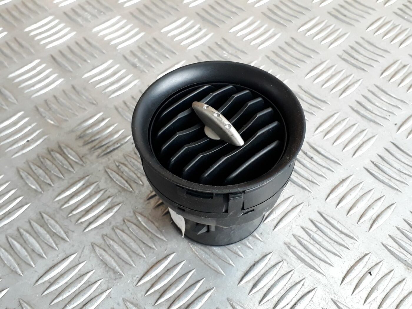 Mērinstrumentu paneļa gaisa vads, centrā priekš SEAT IBIZA 2005 2 Mērinstrumentu paneļa gaisa vads, centrā priekš SEAT IBIZA 2005