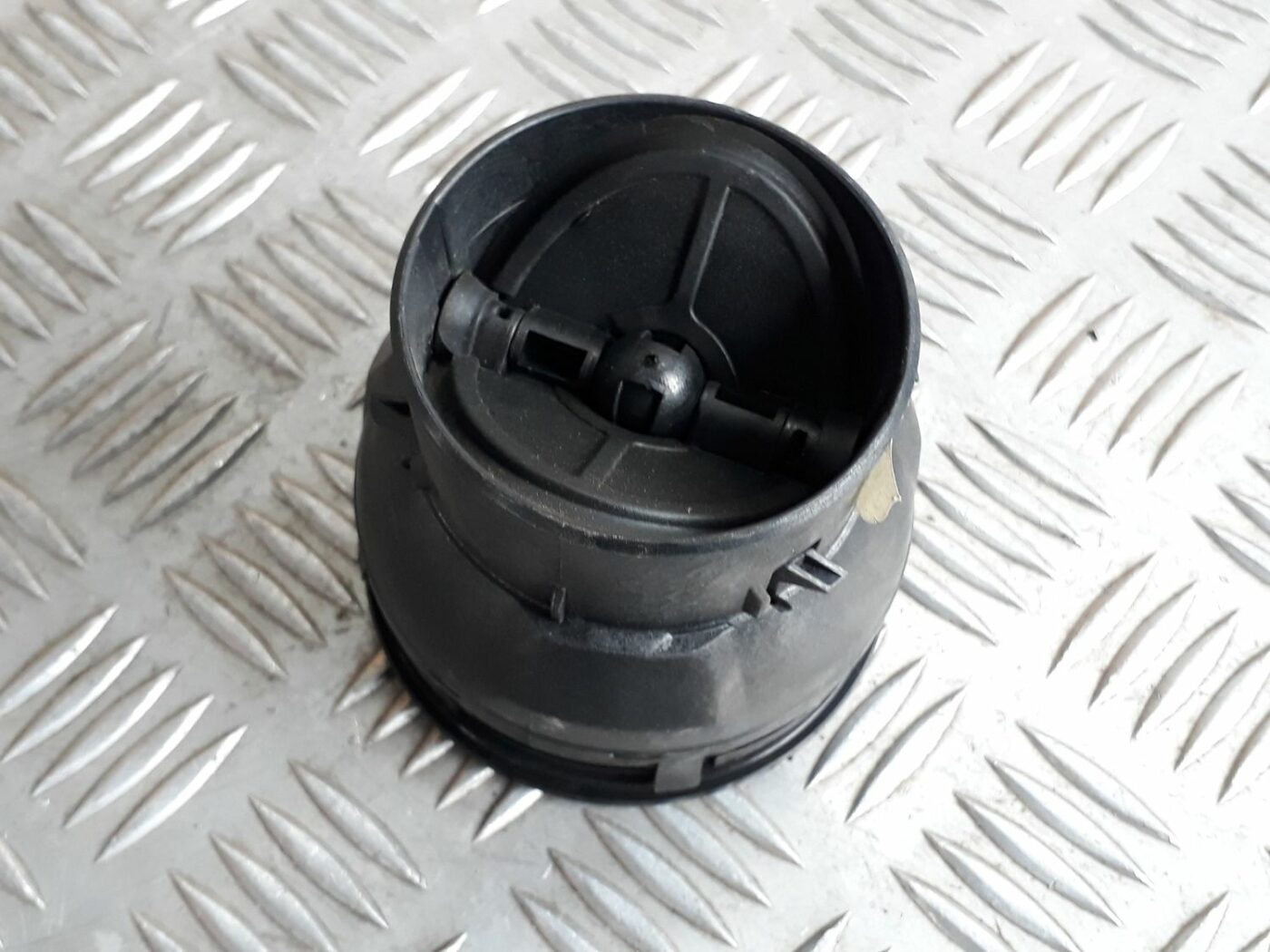 Mērinstrumentu paneļa gaisa vads, centrā priekš SEAT IBIZA 2005 3 Mērinstrumentu paneļa gaisa vads, centrā priekš SEAT IBIZA 2005