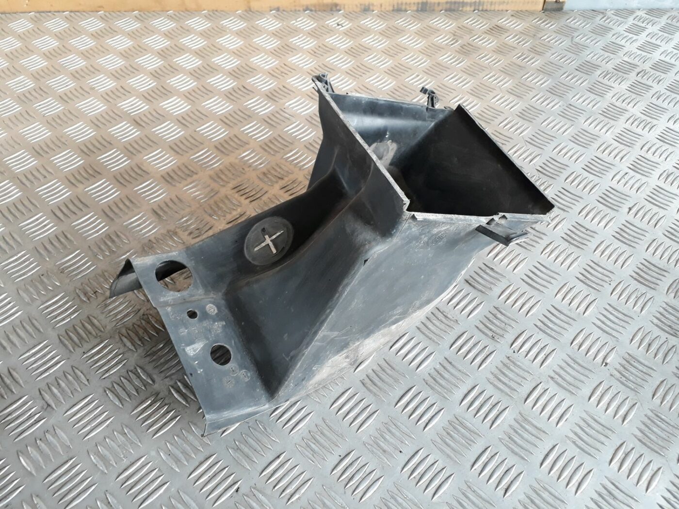 Ieplūdes gaisa deflektors/Difuzors priekš SEAT IBIZA 2005 1 Ieplūdes gaisa deflektors/Difuzors priekš SEAT IBIZA 2005