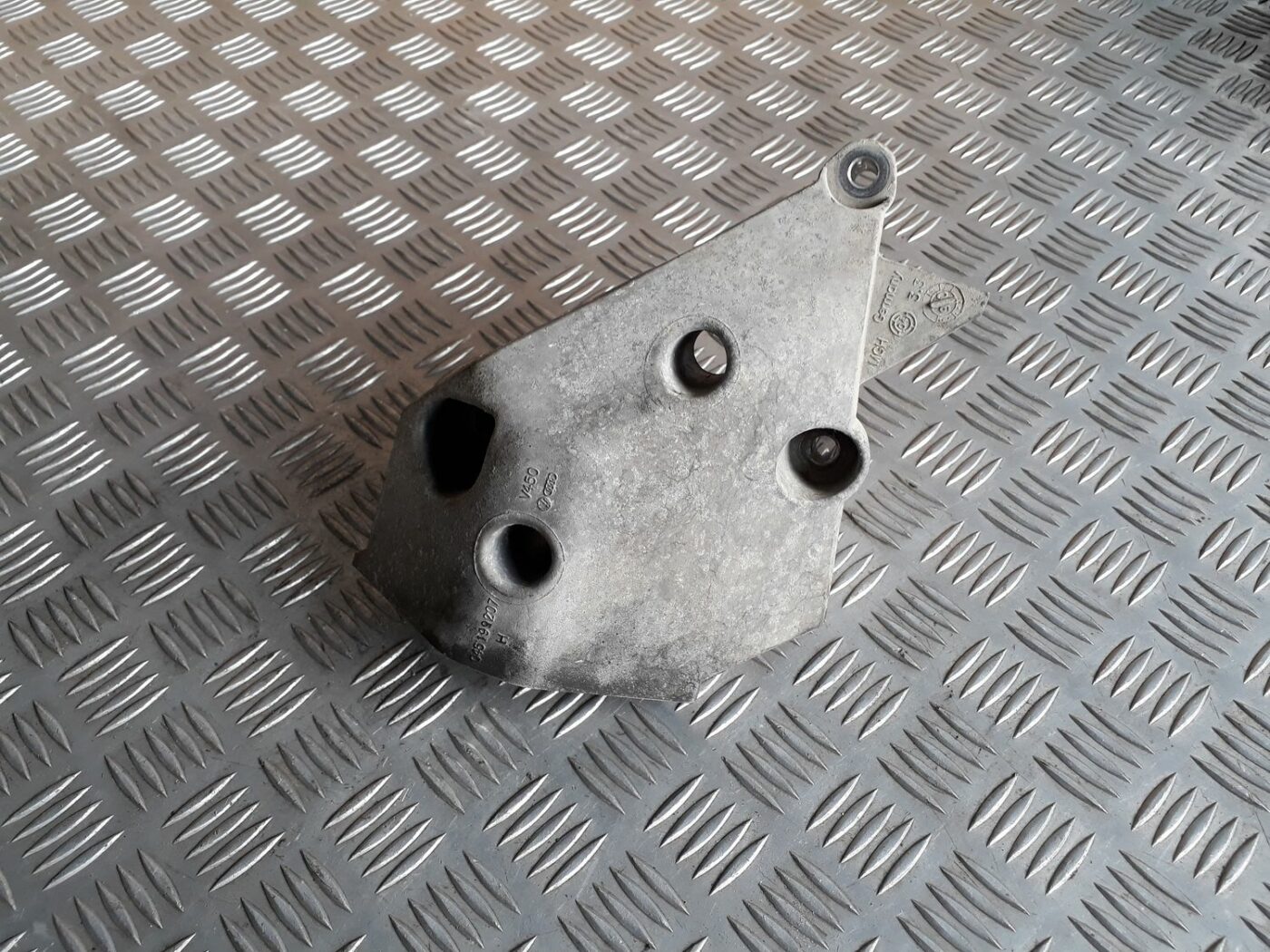 Dzinēja kronšteins priekš SEAT IBIZA 2005 2 Dzinēja kronšteins priekš SEAT IBIZA 2005