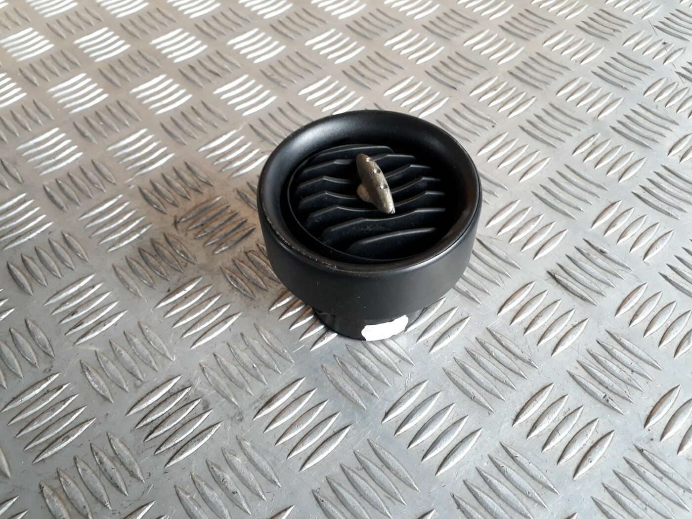 Mērinstrumentu paneļa gaisa vads, centrā priekš SEAT IBIZA 2005 1 Mērinstrumentu paneļa gaisa vads, centrā priekš SEAT IBIZA 2005