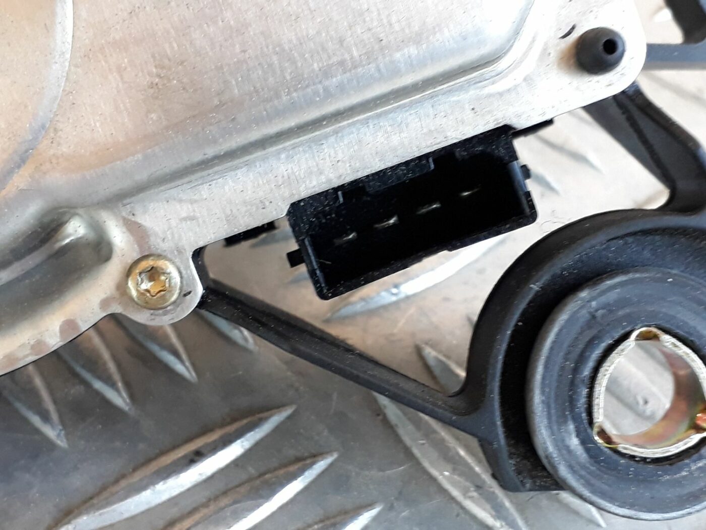 Aizmugurējā stikla tīrītāja motors priekš SEAT IBIZA 2005 3 Aizmugurējā stikla tīrītāja motors priekš SEAT IBIZA 2005