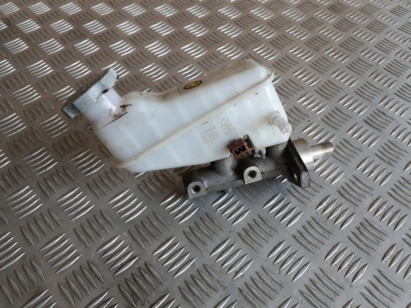 Bremžu pastiprinātāja galvenais cilindrs priekš HYUNDAI I20 2011 2 Bremžu pastiprinātāja galvenais cilindrs priekš HYUNDAI I20 2011