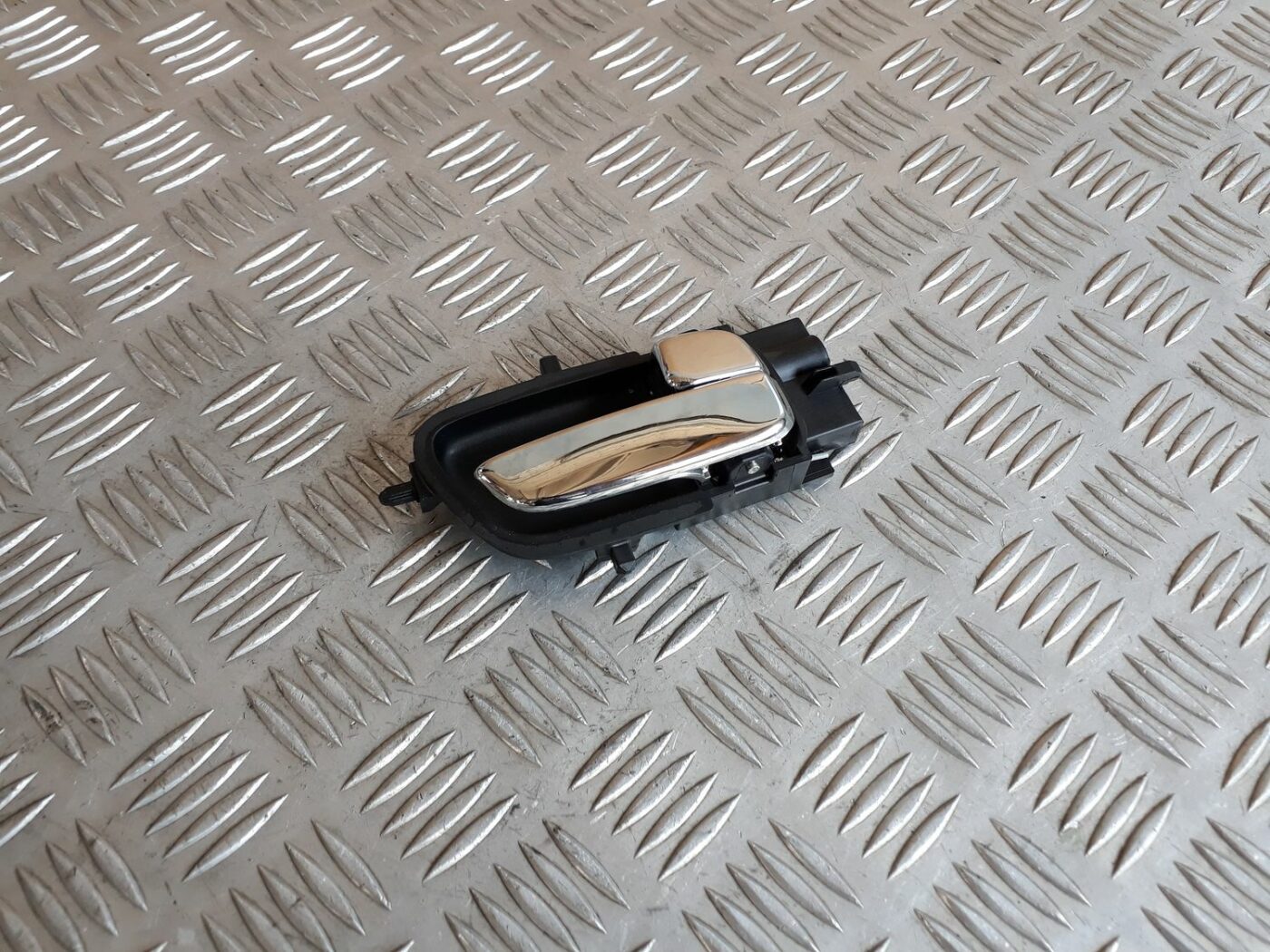 Salona durvju rokturis, aizmugures labais priekš HYUNDAI I20 2011 1 Salona durvju rokturis, aizmugures labais priekš HYUNDAI I20 2011