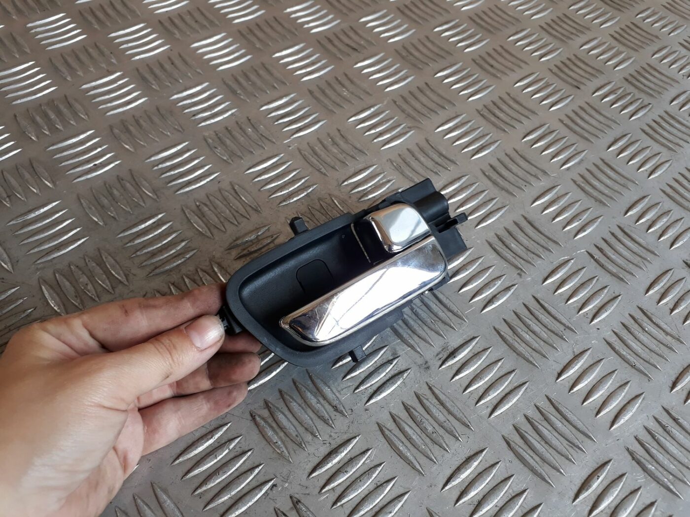 Salona durvju rokturis, aizmugures labais priekš HYUNDAI I20 2011 2 Salona durvju rokturis, aizmugures labais priekš HYUNDAI I20 2011