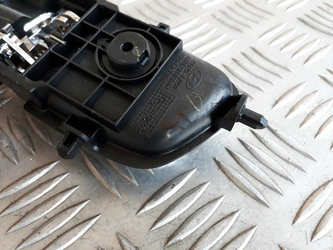 Salona durvju rokturis, aizmugures labais priekš HYUNDAI I20 2011 4 Salona durvju rokturis, aizmugures labais priekš HYUNDAI I20 2011