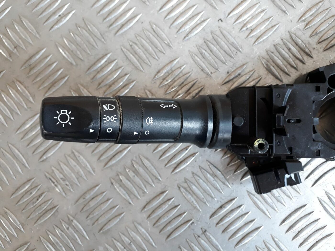 Stūres statnes slēdzis priekš HYUNDAI I20 2011 2 Stūres statnes slēdzis priekš HYUNDAI I20 2011